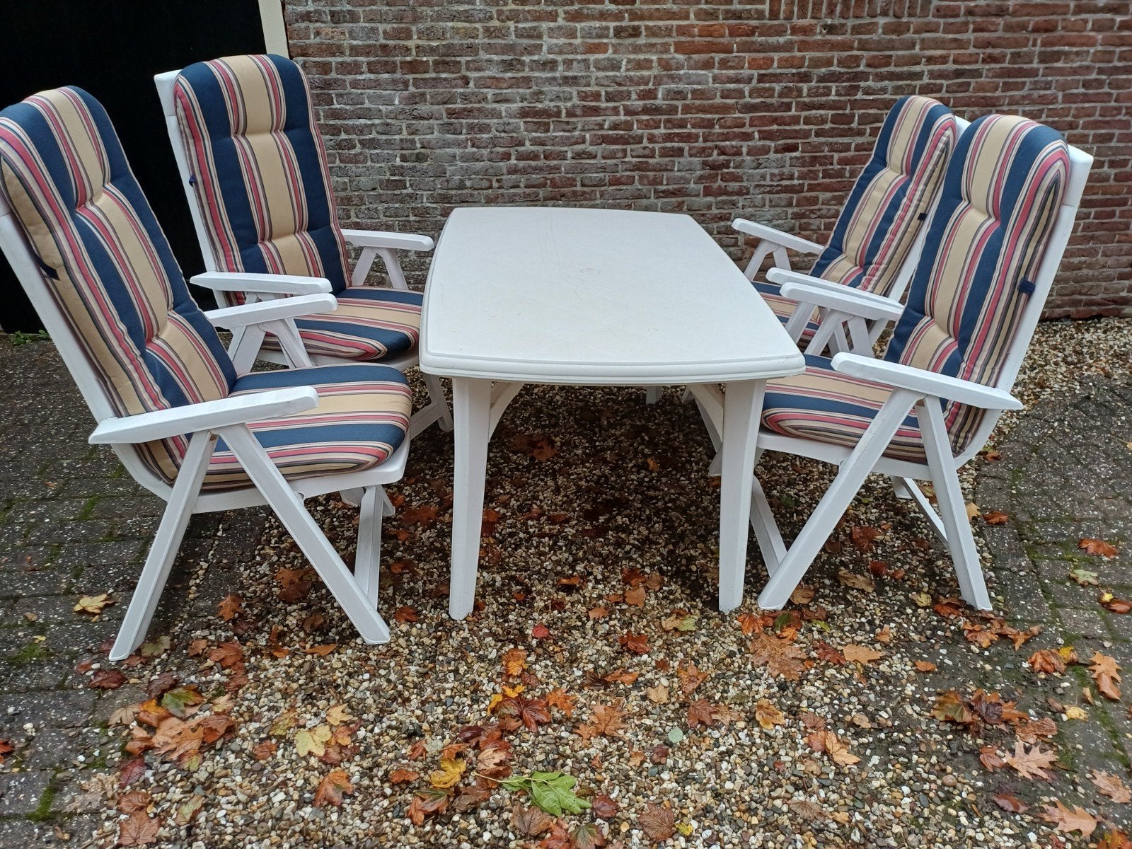Inklapbare kunststof tuinset met tafel en kussens, Ophalen, 4 zitplaatsen, Kunststof, Gebruikt