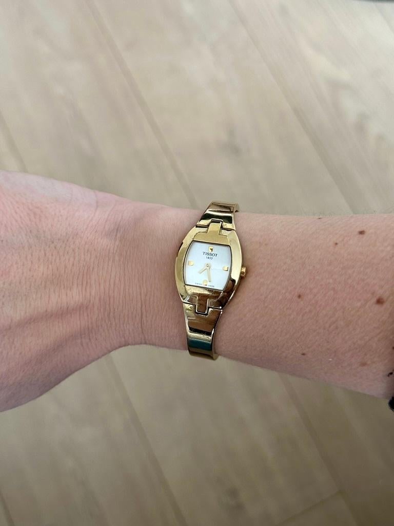 Tissot Dames Horloge Goudkleurig – Klassiek Model, Sieraden, Tassen en Uiterlijk, Horloges | Dames, Overige merken, Staal, Gebruikt