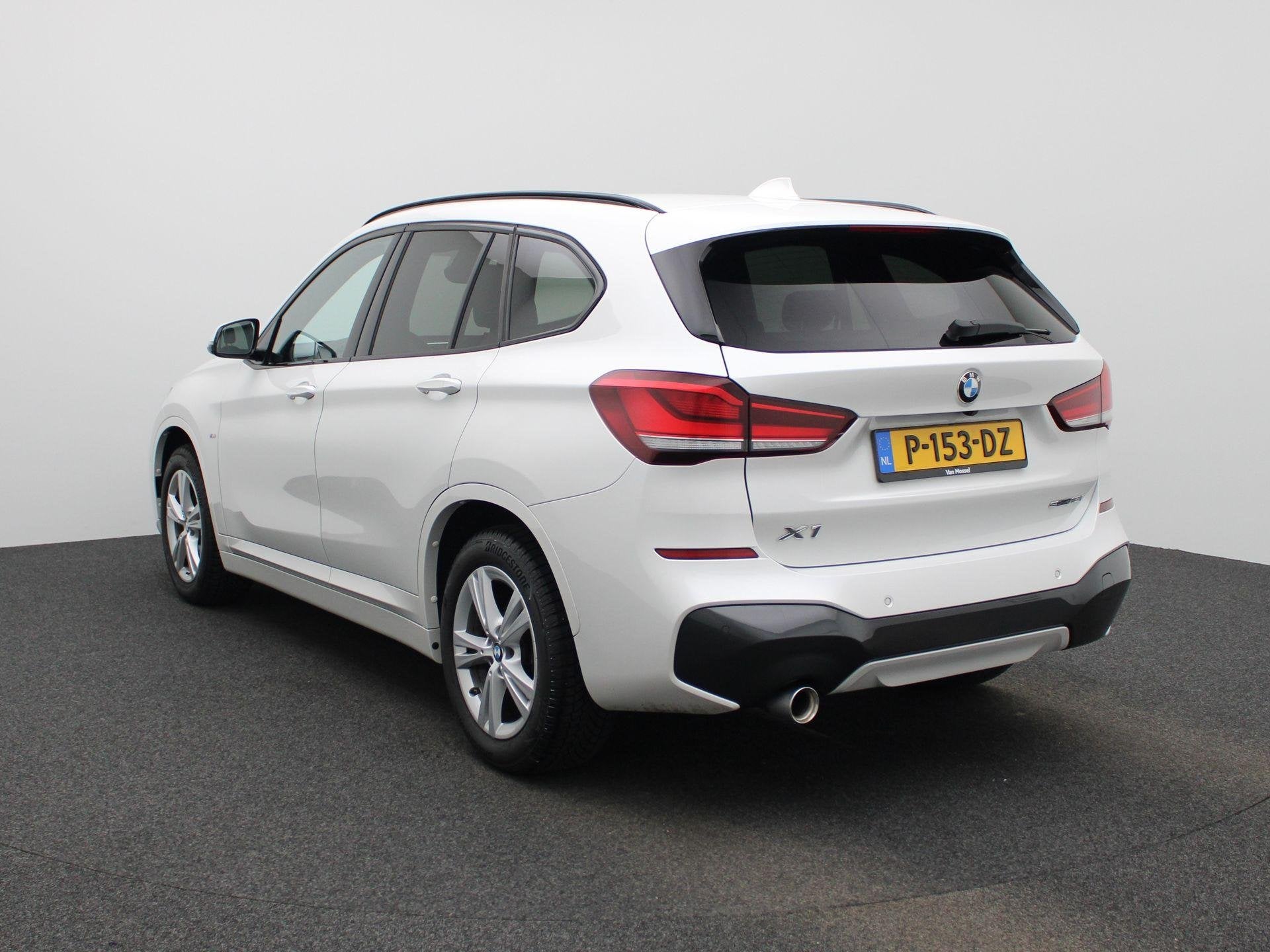 BMW X1 sDrive18i High Executive | M-SPORT | CAMERA | NAVIGAT, Auto's, 12 maanden, Stof, Gebruikt, Wit