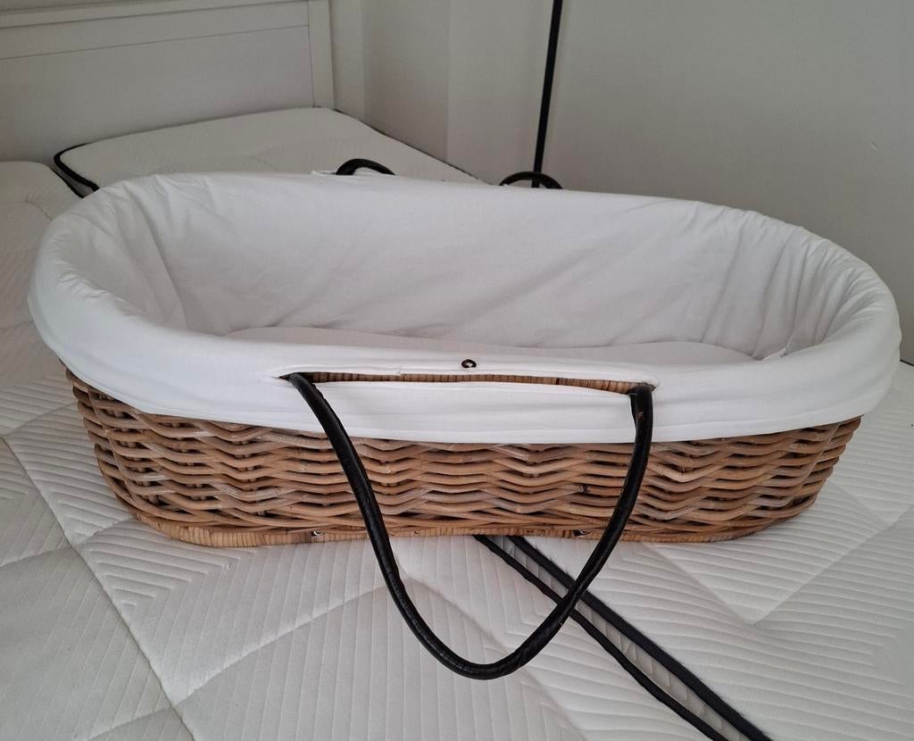 Zeer mooi rieten wieg, met bekleding en matrasje, Ophalen, Zo goed als nieuw, Wieg