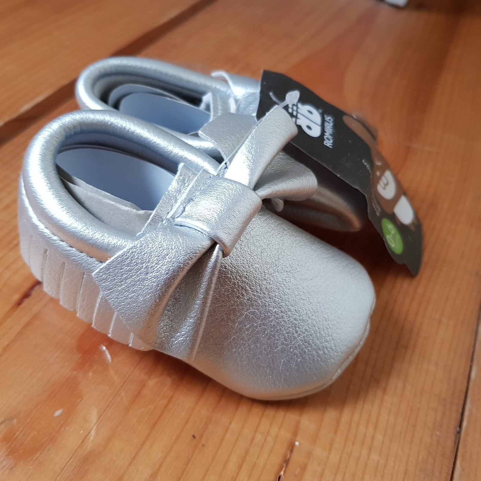 Nieuwe babyschoentjes 0 - 6 maanden zilver schoentjes baby, Kinderen en Baby's, Babykleding | Schoentjes en Sokjes, Ophalen of Verzenden