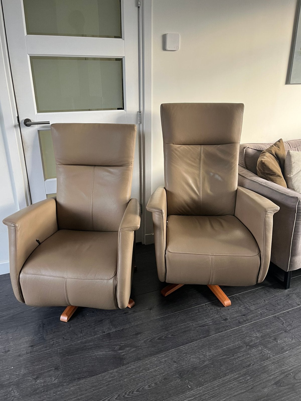 Setje 2 Prominent Relaxfauteuils Leer Taupe S en L Toscana, Huis en Inrichting, Ophalen, Minder dan 75 cm, Leer, Zo goed als nieuw