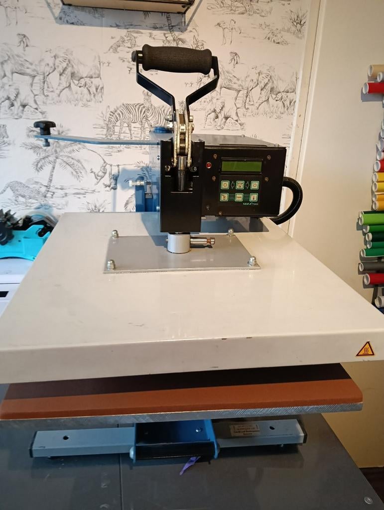 Thermopress Europe Swinger Plus Zwenkarm Warmtepers, Hobby en Vrije tijd, Kledingapplicaties en Hotfix, Ophalen