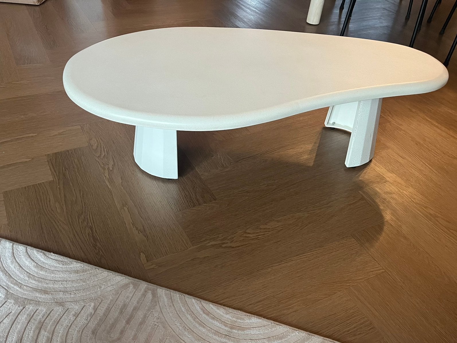 Mooie witte organische salontafel (Japandi- beton ciré-look), Ophalen, Zo goed als nieuw, Rechthoekig, 50 tot 100 cm