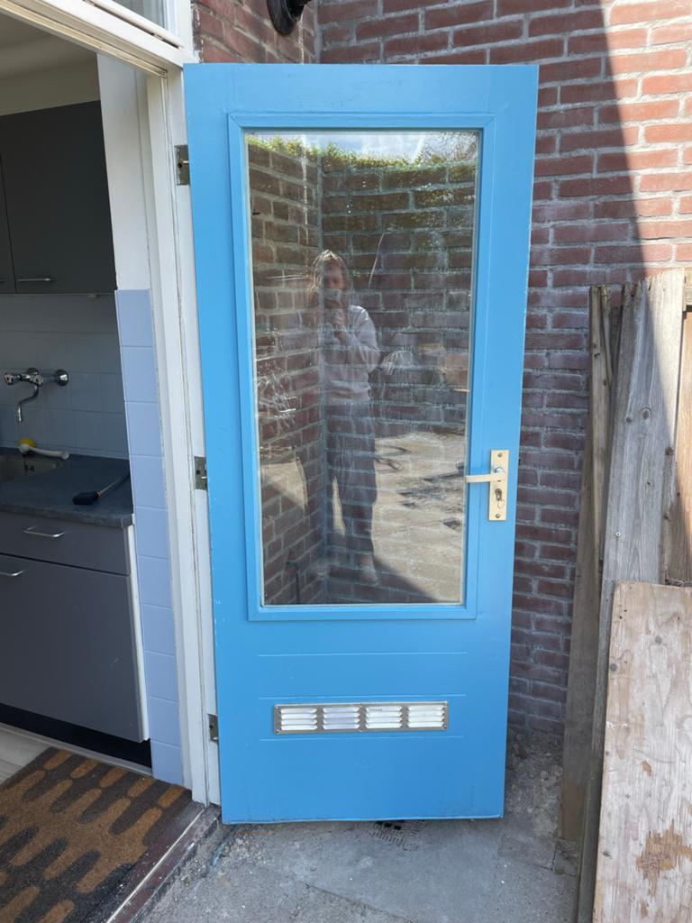 Blauwe buitendeur met glas, Doe-het-zelf en Verbouw, Deuren en Horren, Ophalen, Gebruikt, 80 tot 100 cm, Buitendeur