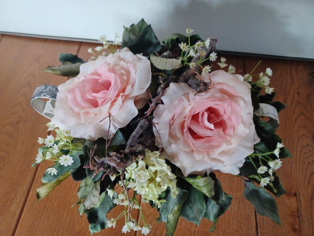 Zijde bloemen in een stenen bakje, Ophalen of Verzenden, Zo goed als nieuw, Bloemstuk, Binnen