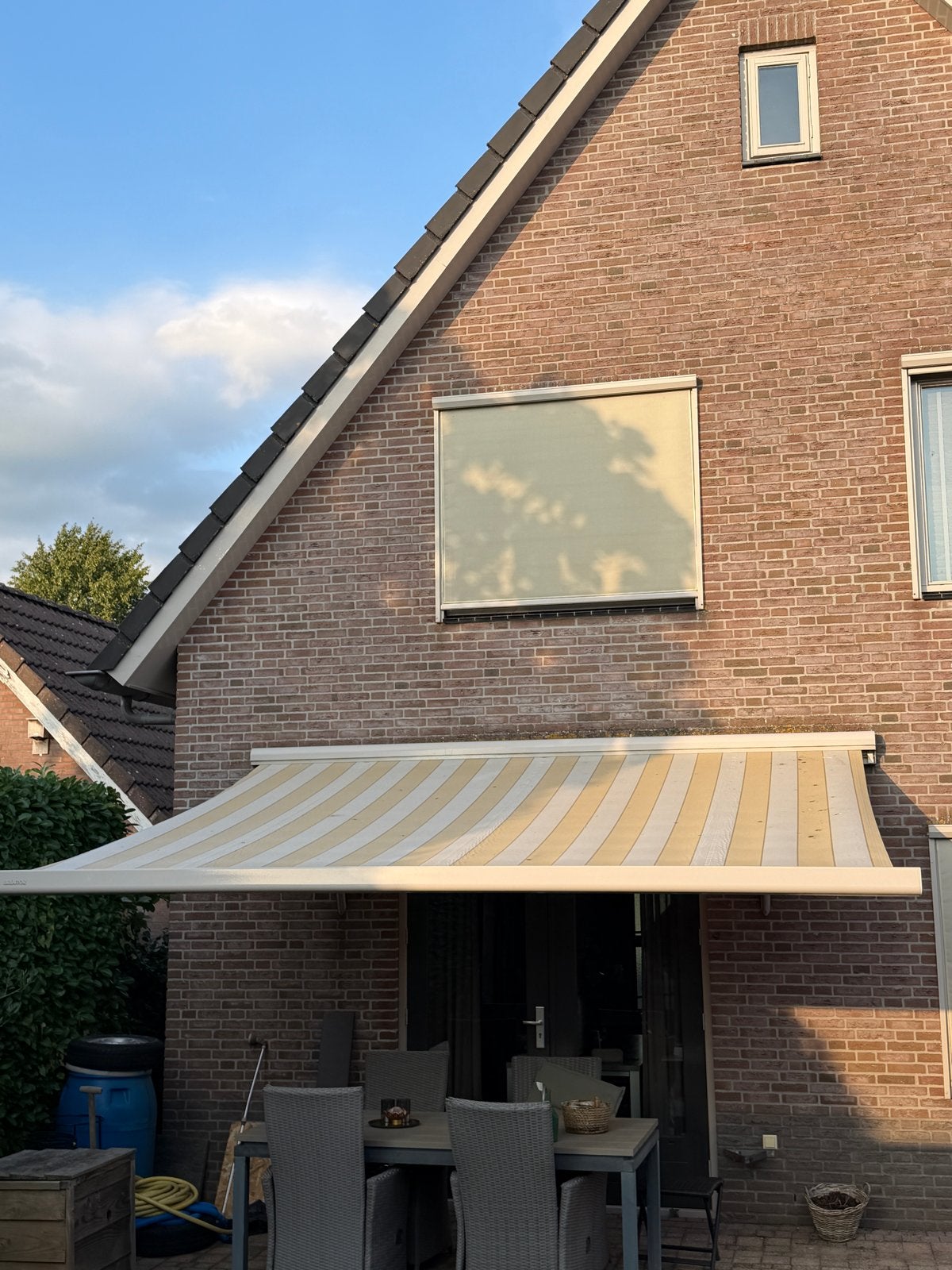 Zonnescherm Knikarm 4m breed 3.20 uitval electrisch, Ophalen, 450 cm of meer, Elektrisch, Zo goed als nieuw