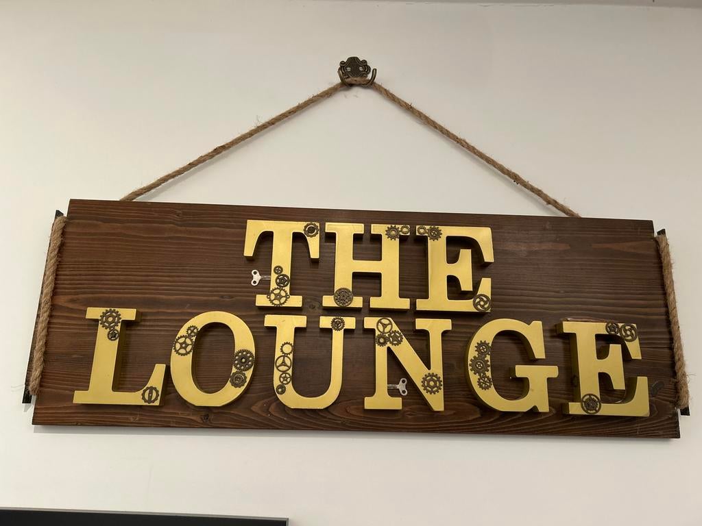Steampunk 'THE LOUNGE' Houten Bord met Gouden Letters, Huizen en Kamers