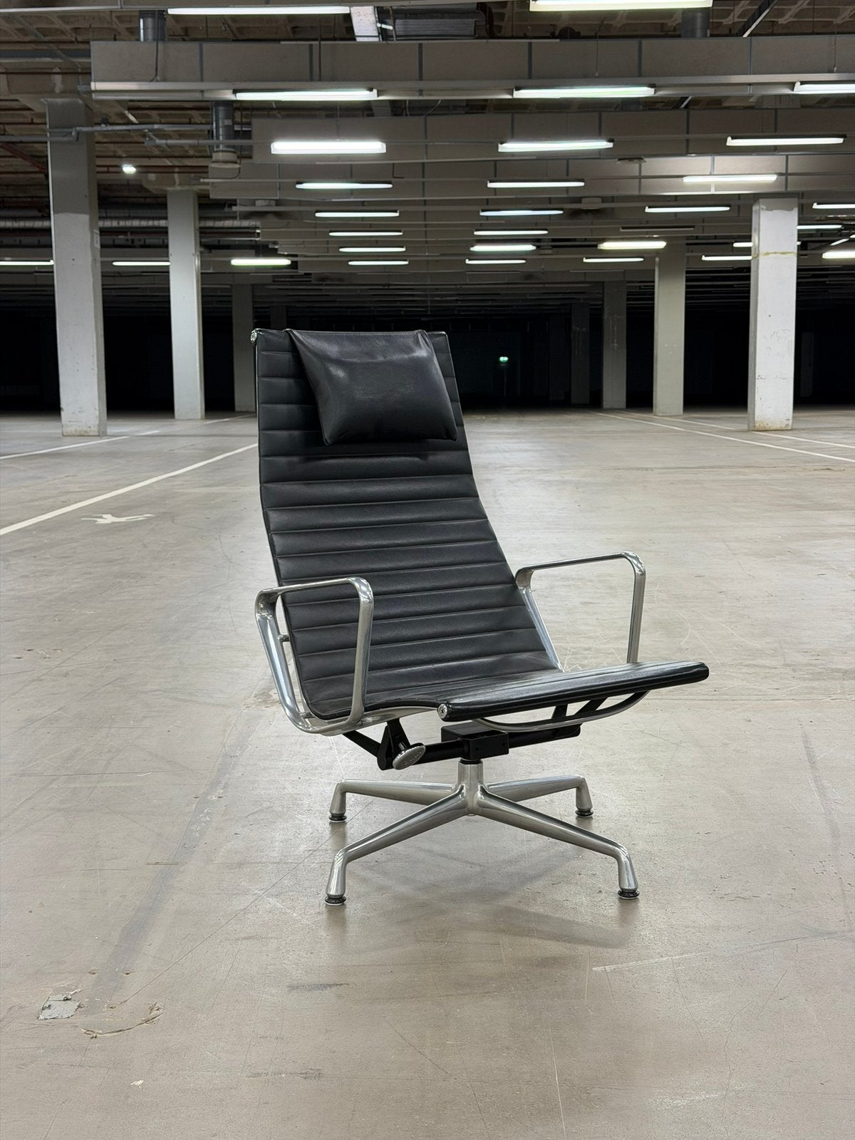 Vitra Eames EA124 | Zwart Leer I NIEUWSTAAT, Ophalen of Verzenden, Zo goed als nieuw, Leer, Lounge chair stoel ligstoel fauteuil