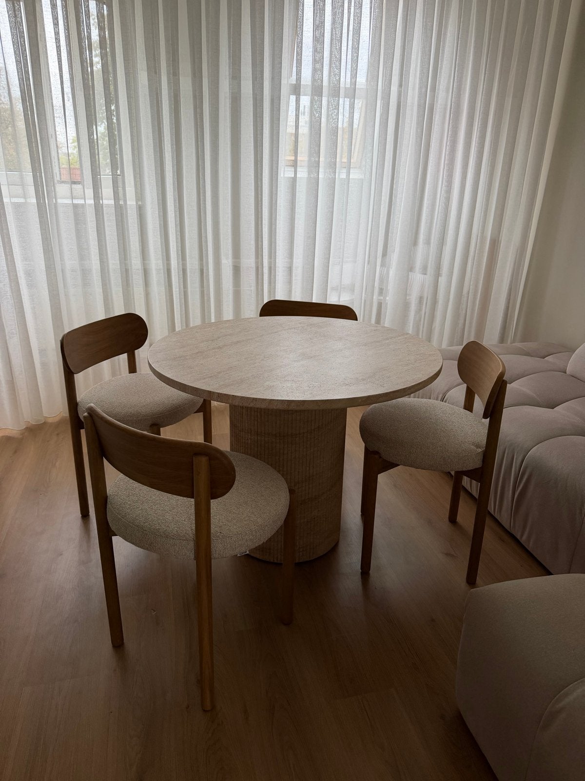 Eettafel met 4 stoelen Sklum - Nieuwstaat, Rond, Zo goed als nieuw, Vier personen, Overige houtsoorten