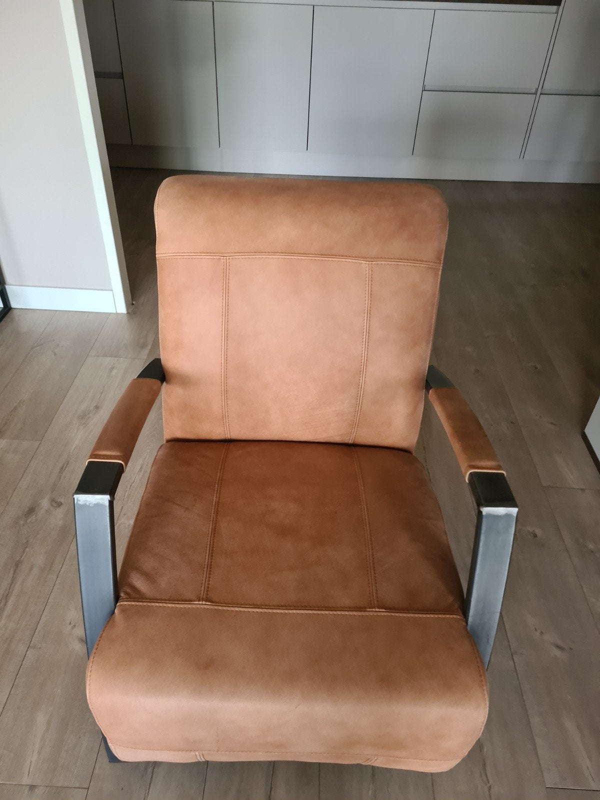 1x leder fauteuil kleur cognac, Huis en Inrichting, Ophalen, Ledet combi metaal zwart, Zo goed als nieuw, 50 tot 75 cm
