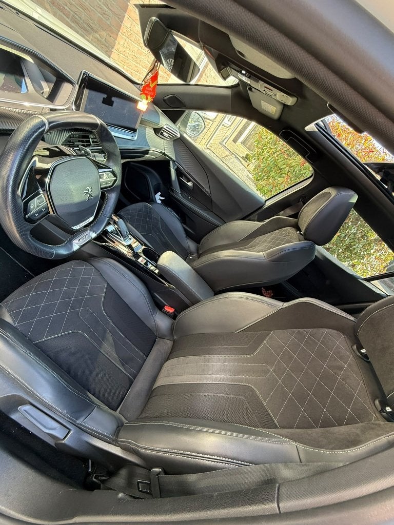 Foto 9 van Peugeot 2008 GT LINE 1.2 156pk Eat8 Pano/3D/Carplay/Keyless