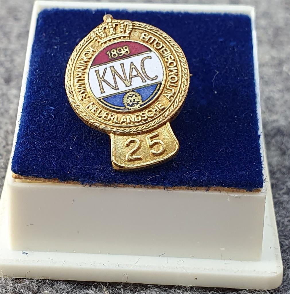 Broche Koninklijke Nederlandsche Automobiel Club (KNAC), Verzamelen, Speldjes, Pins en Buttons, Verzenden, Zo goed als nieuw, Transport