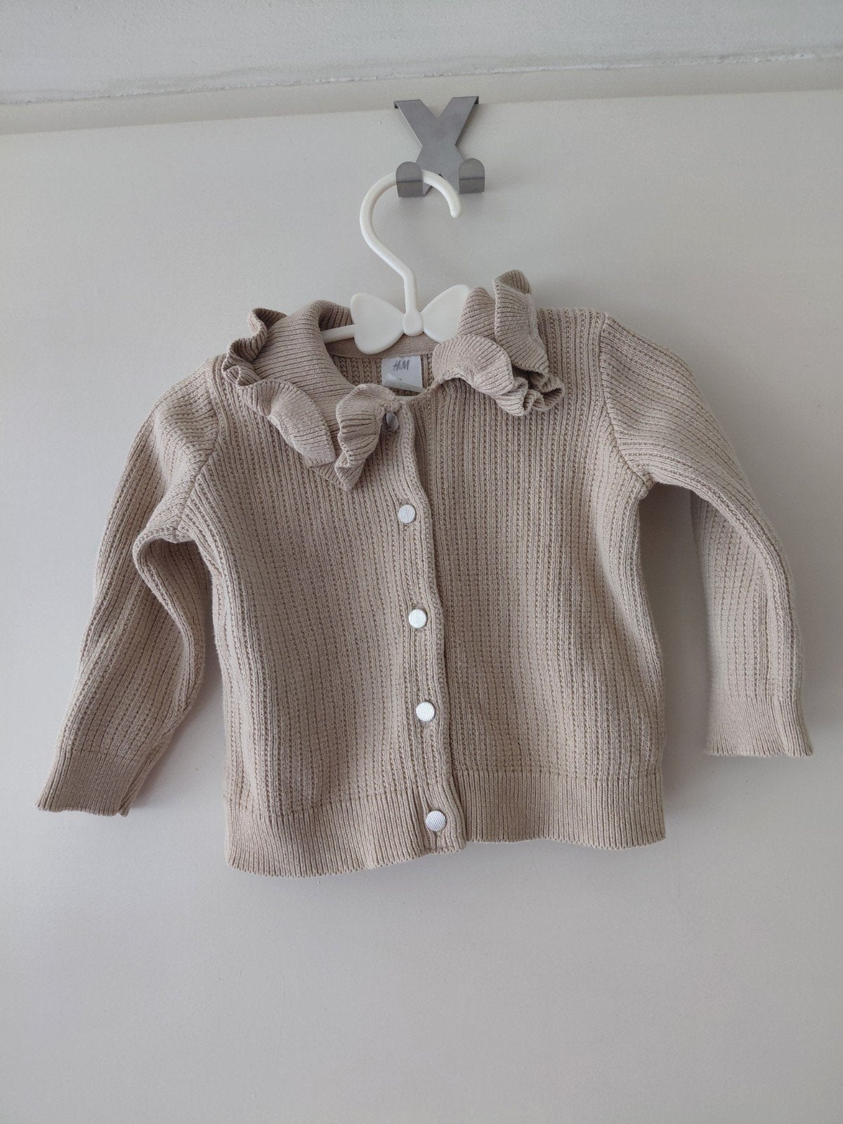H&M gebreid vestje met ruches voor baby's (maat 74), Kinderen en Baby's, Babykleding | Maat 74, Zo goed als nieuw, Jongetje of Meisje