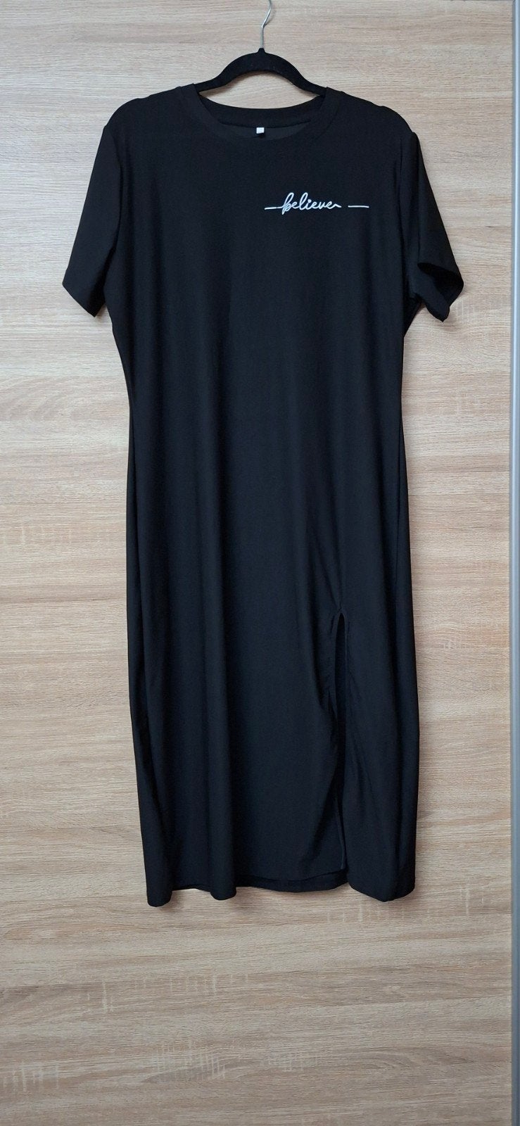 Zwarte jurk met split en 'believe' opdruk, Kleding | Dames, Maat 38/40 (M), Zwart, Ophalen of Verzenden, Zo goed als nieuw