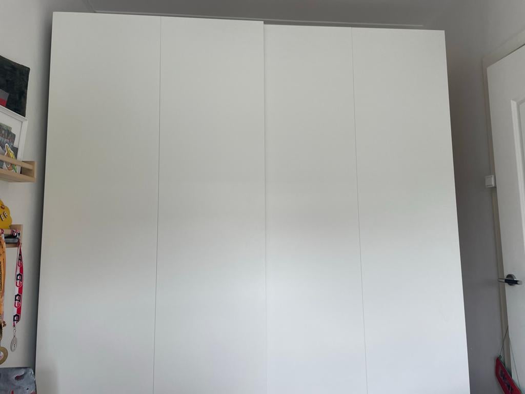 Pax kledingkast met matte witte schuifdeuren (200x236x58cm), Ophalen, 200 cm of meer, Zo goed als nieuw, Overige houtsoorten
