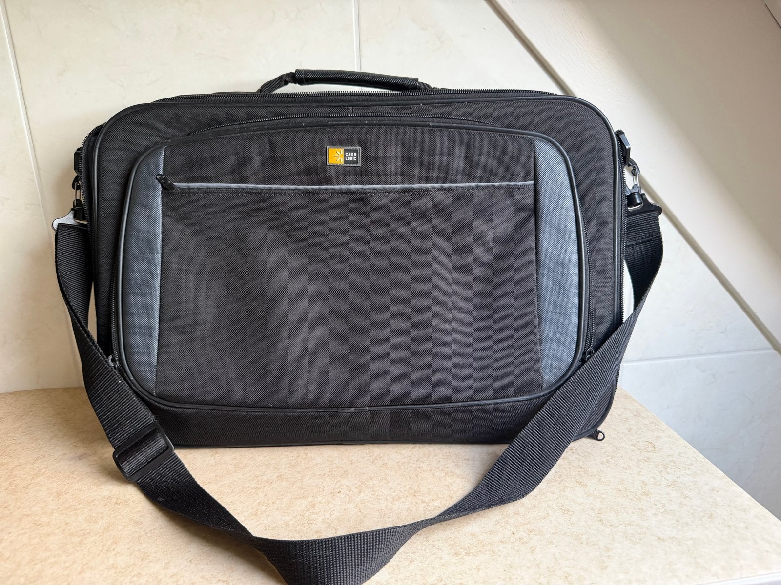 Case Logic Laptoptas Schoudertas 50x32,5 cm, Ophalen of Verzenden, Zo goed als nieuw, Zwart, Overige merken