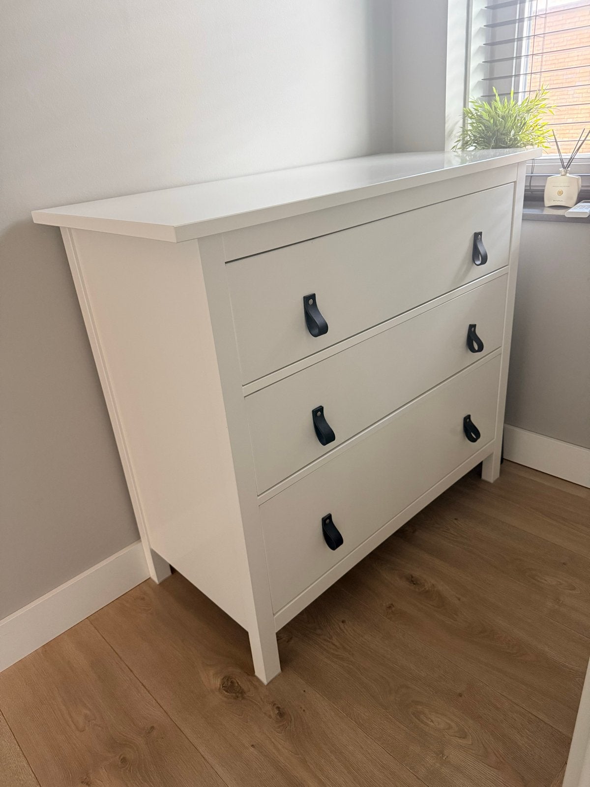 Ikea Hemnes kast met 3 lades en leren handgreepjes, Ophalen, 50 tot 100 cm, Zo goed als nieuw, Met lade(s)