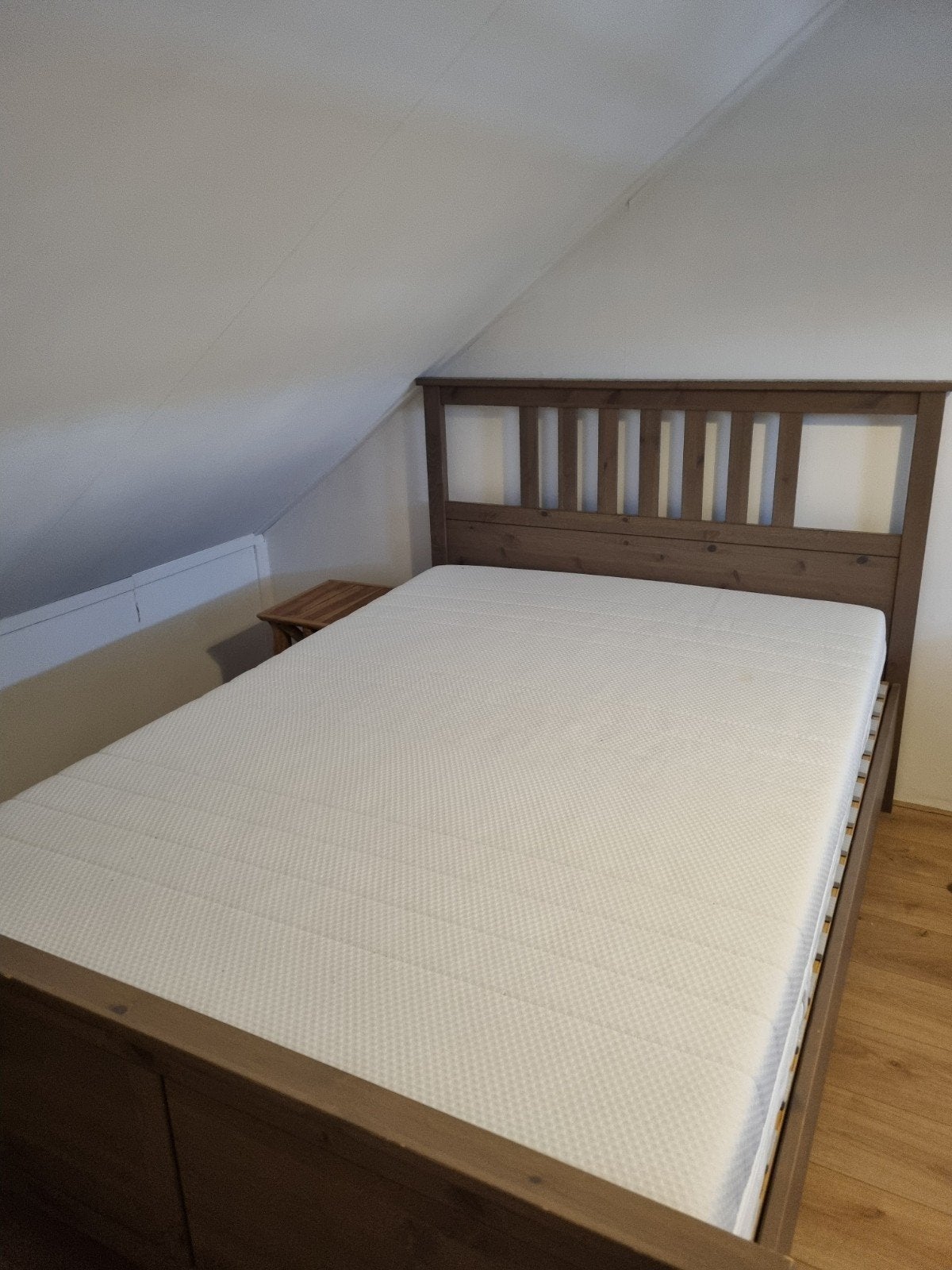 IKEA bed 140x200 met zgan matras, Huis en Inrichting, Ophalen, Bruin, Tweepersoons, 140 cm