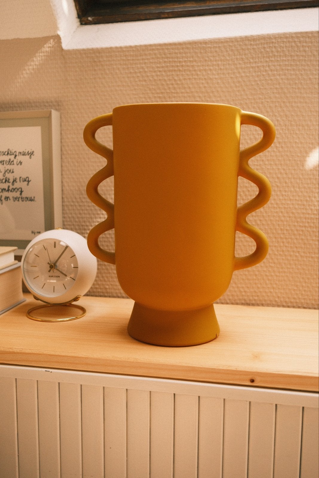 Mosterdkleurige vaas 23cm hoog, Ophalen, Met patroon/structuur, Geel, Zo goed als nieuw