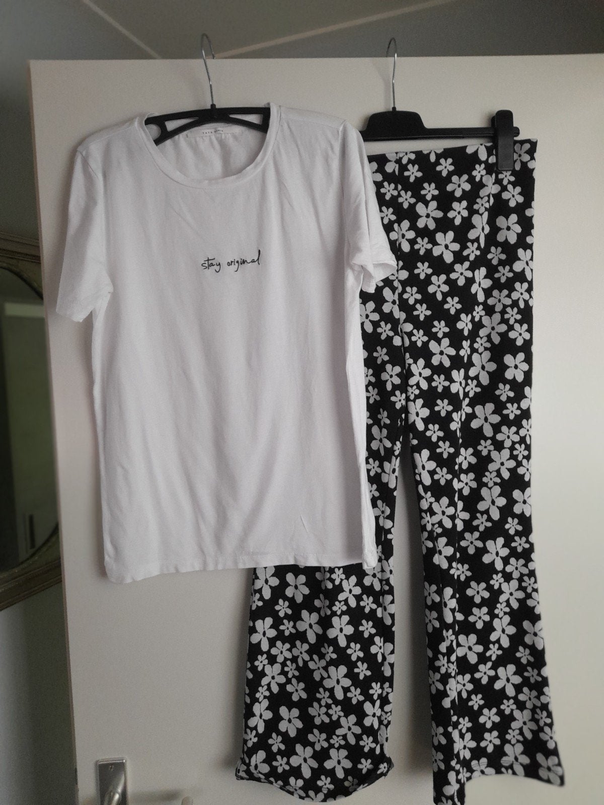 Dames gebloemde broek zwart/wit mt M, Maat 38/40 (M), Carnaval, Ophalen of Verzenden, Zo goed als nieuw