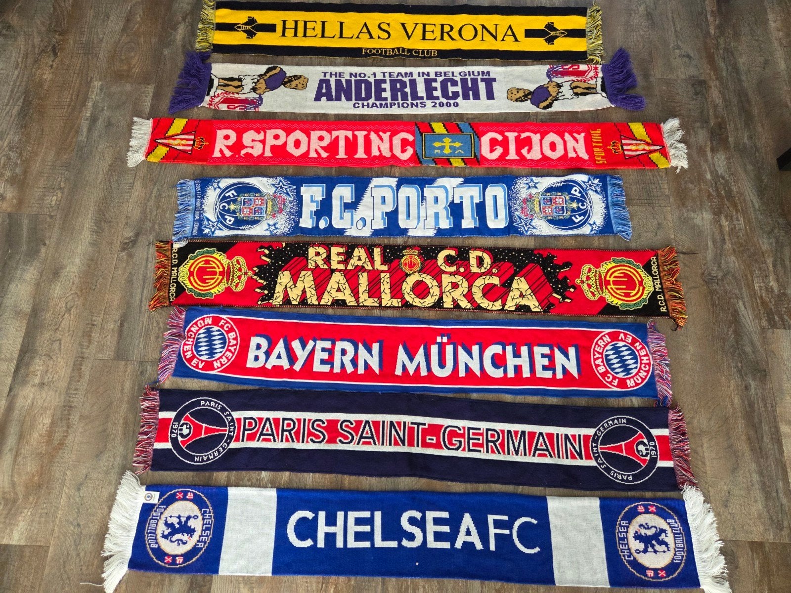 Voetbalsjaals, Verzamelen, Sportartikelen en Voetbal, Ophalen of Verzenden, Zo goed als nieuw, Buitenlandse clubs, Vaantje of Sjaal