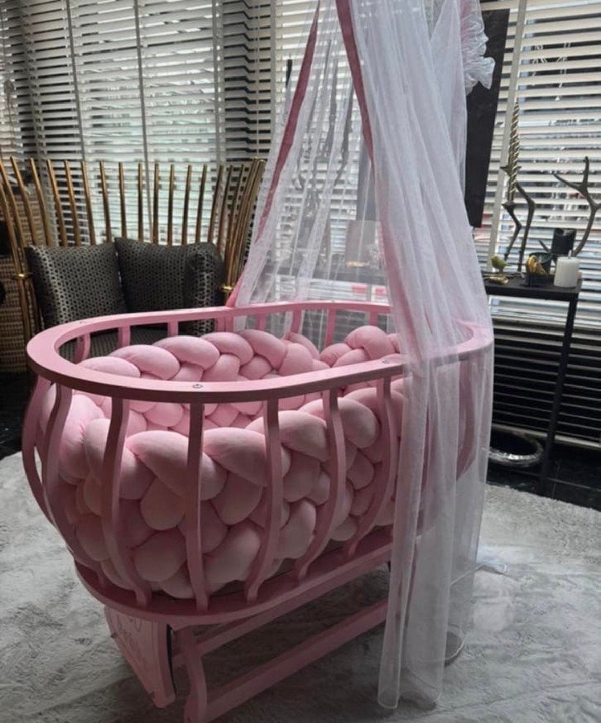 Ledikantje/babybedje roze met gevlochten zijkant, Ophalen, Zo goed als nieuw, Ledikant