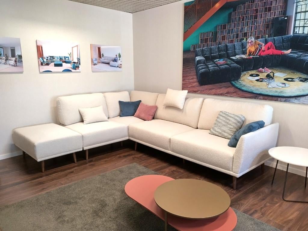 Hoekbank met hocker, toonzaalmodel met grote korting, Ophalen, Zo goed als nieuw, Stof, Design