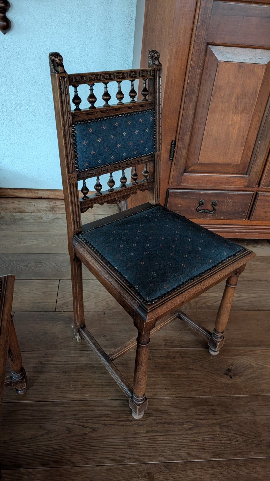 6 antieke Henri II eetkamerstoelen, leeuwenkop nieuw bekleed, Ophalen