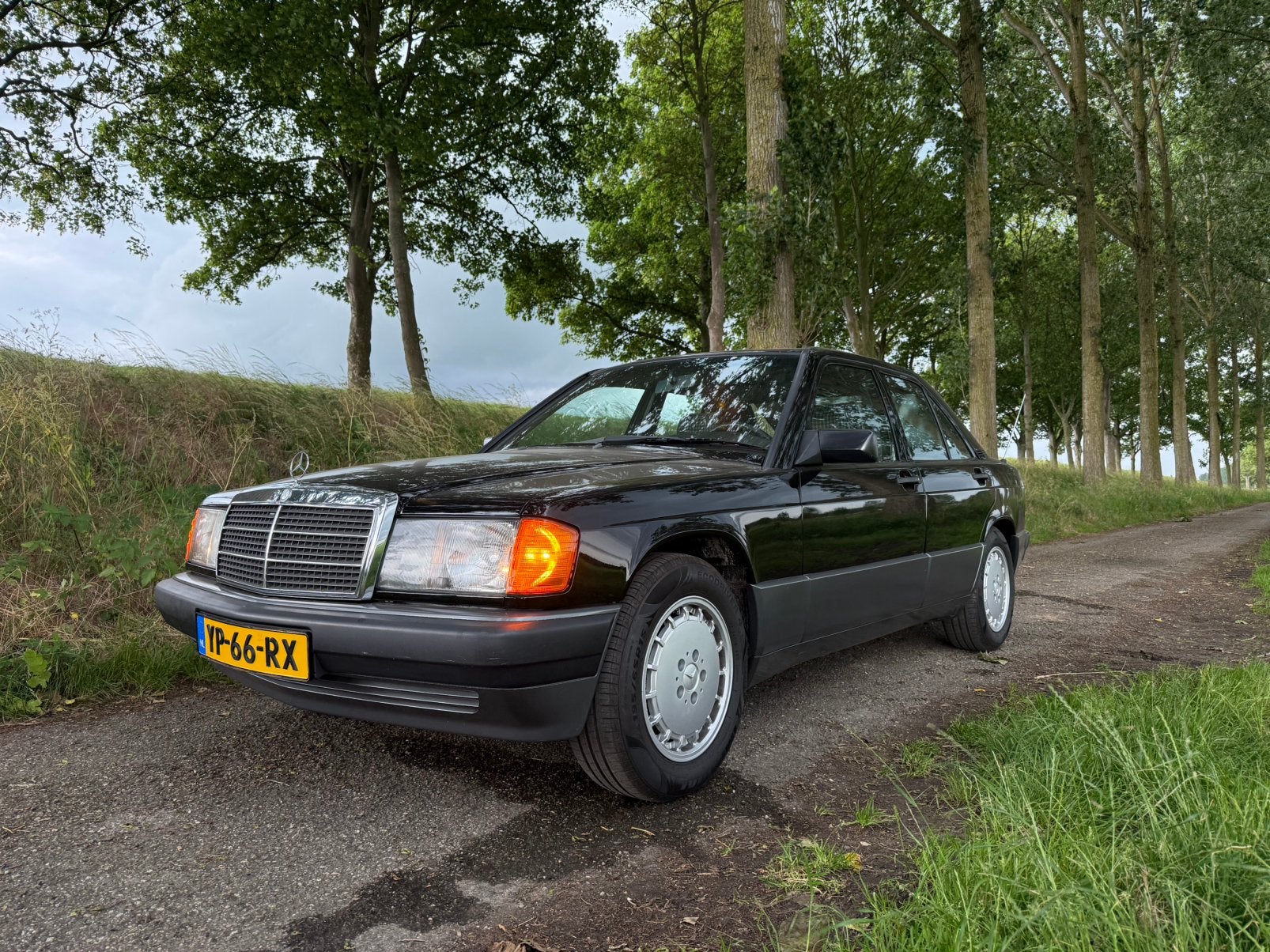 Mercedes-Benz 190-Serie 1.8 E U9 1990 Zwart, Achterwielaandrijving, Zwart, 4 cilinders, Zwart