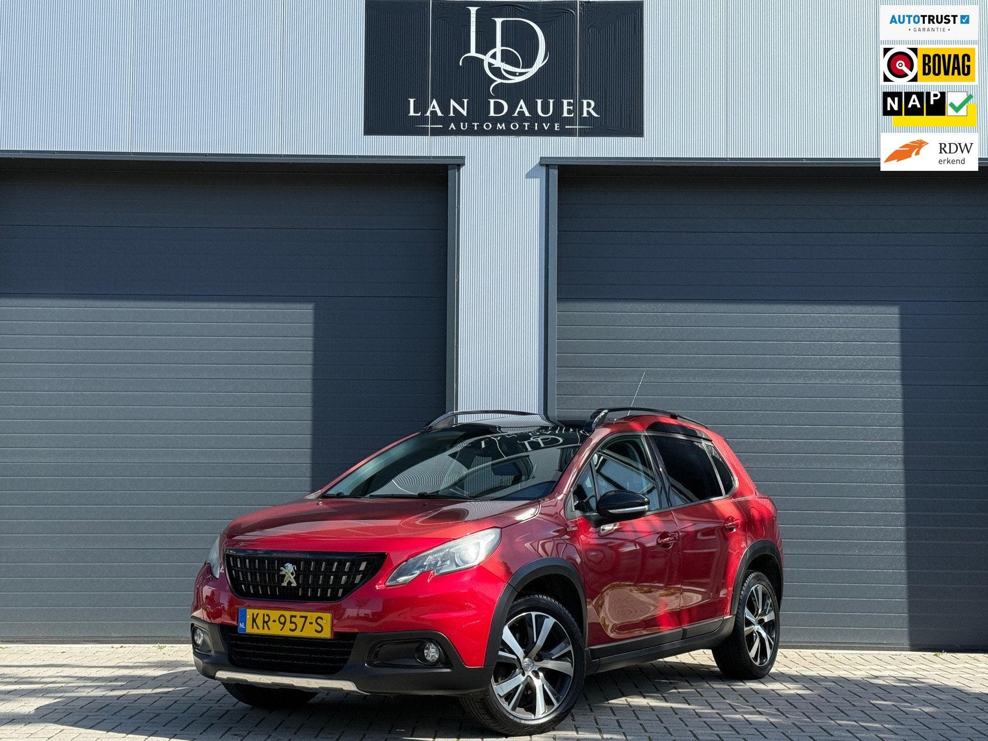 Peugeot 2008 1.2 PureTech GT-line / PANORAMADAK / TREKHAAK, Voorwielaandrijving, Euro 6, Origineel Nederlands, Bedrijf