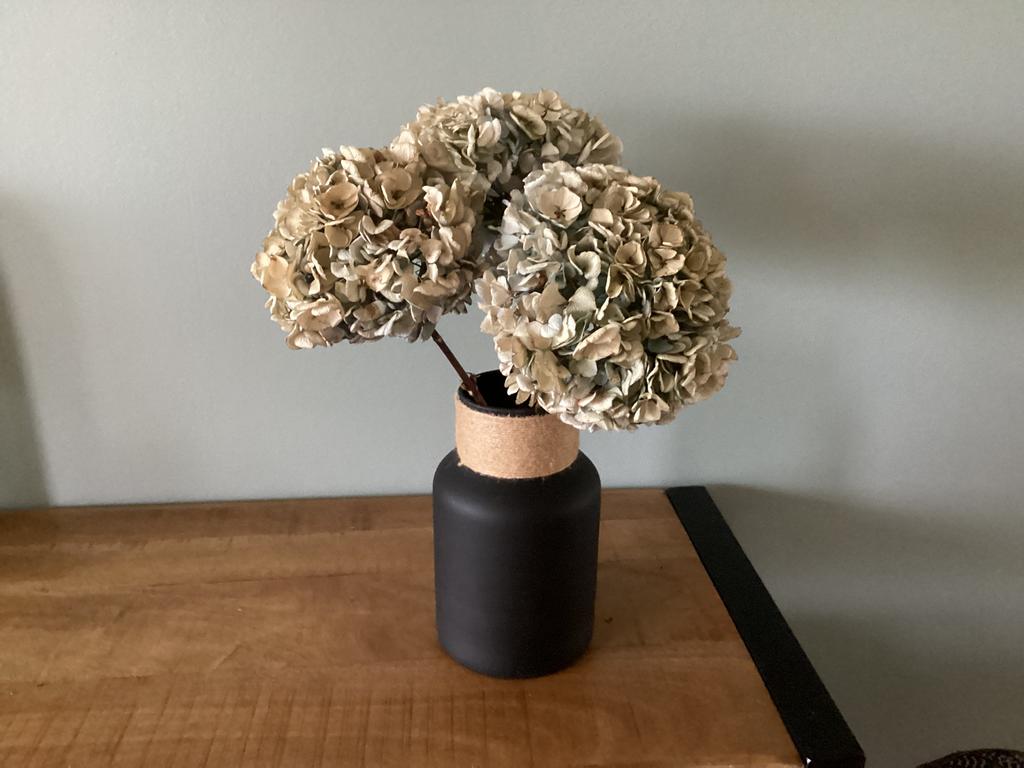 Zwarte vaas met 3 gedroogde hortensias, Ophalen of Verzenden, Zo goed als nieuw, Zwart, Minder dan 50 cm