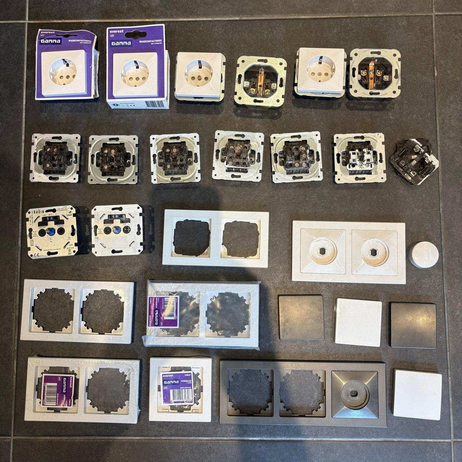 Diverse stopcontacten, schakelaars en afdekramen, Ophalen, Gebruikt, Gamma, Stopcontact