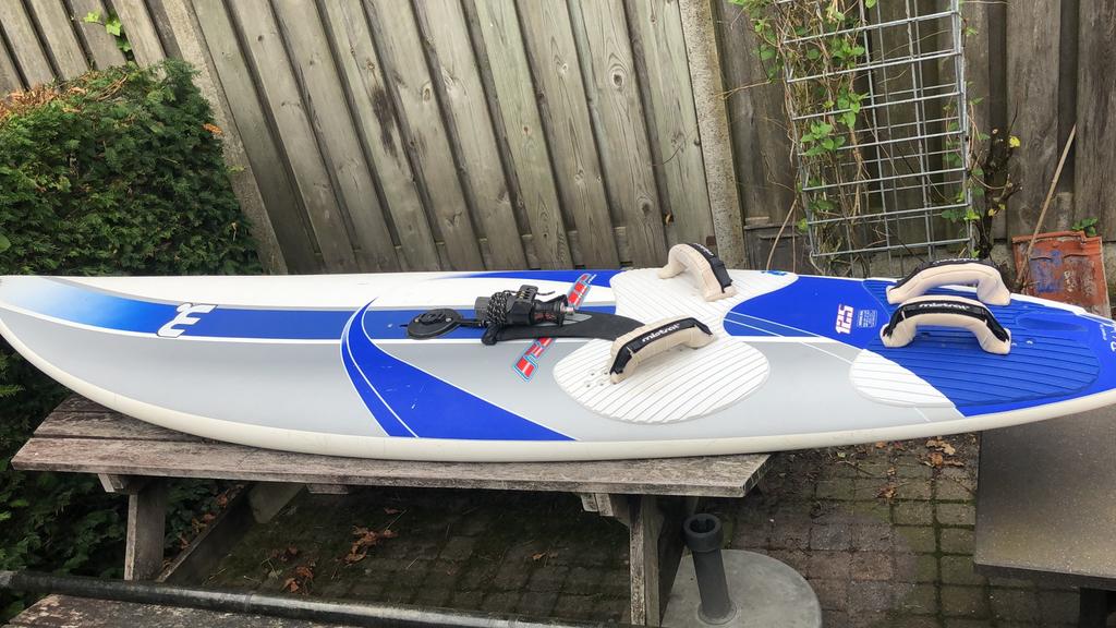 Bloedsnelle mistral radar 125 met tuig7,0 Hemelvaartdeal€325, Ophalen, 250 tot 300 cm, Gebruikt, Met vin(nen)