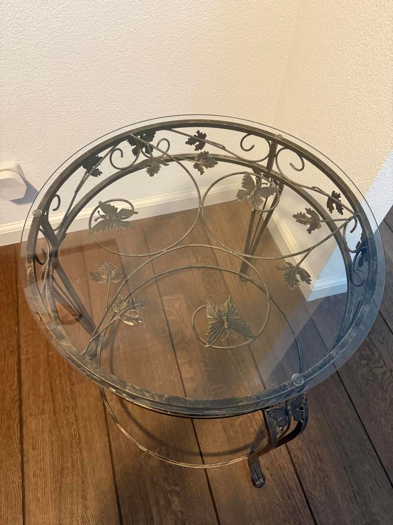 Glazen salontafel met metalen onderstel en vlinderdetails, Gebruikt, Rond, 55 tot 75 cm, Glas