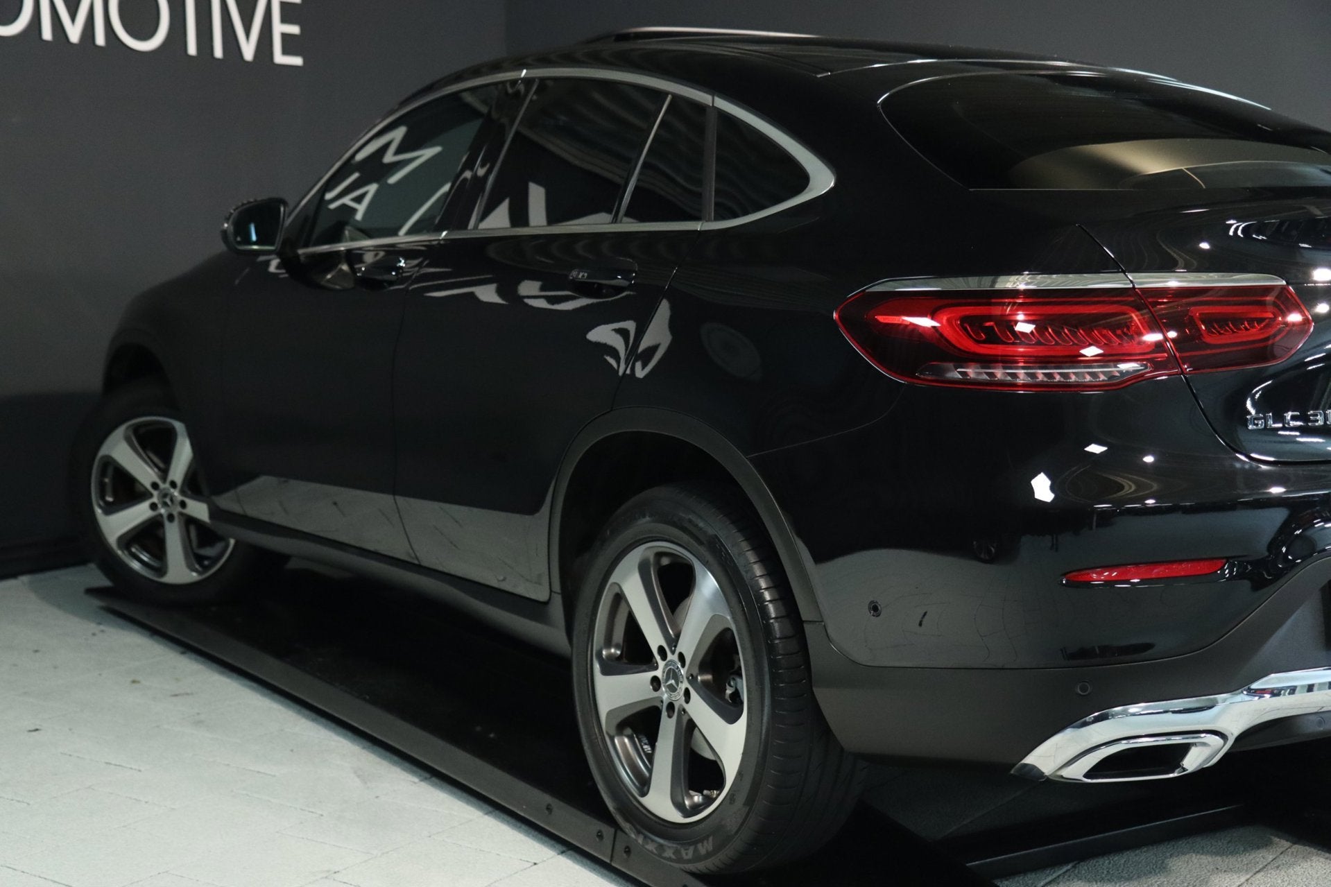 Mercedes-Benz GLC-klasse Coupé 300e 4MATIC / PANODAK / 360, Auto's, Automaat, Gebruikt, Zwart, 2000 kg