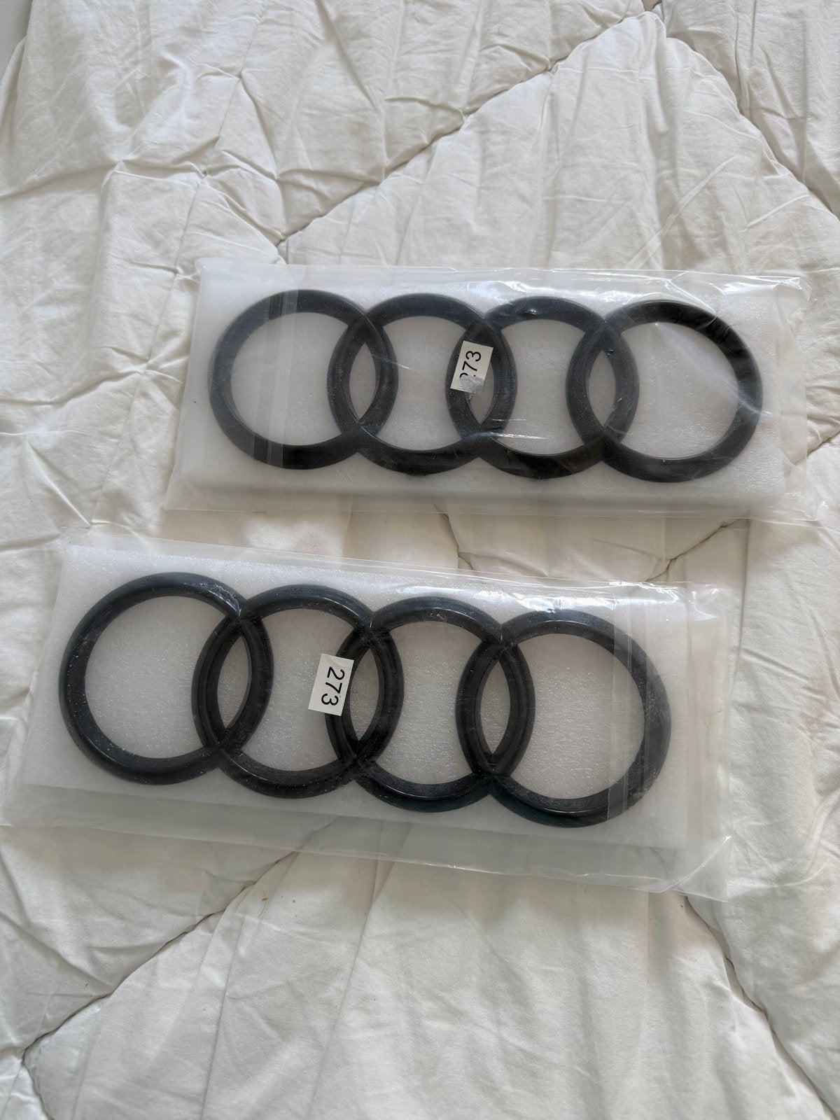 2x Audi Grill Logo Zwart Embleem 273MM Nieuw, Voor, Nieuw, Bumper, Audi