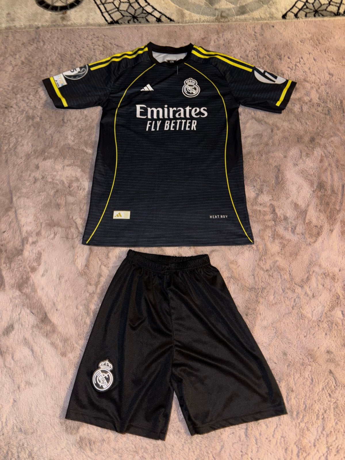 Real Madrid voetbaltenue (shirt + broekje) - Maat M, Kleding | Dames, Maat 38/40 (M), Zwart, Overige typen, Ophalen of Verzenden