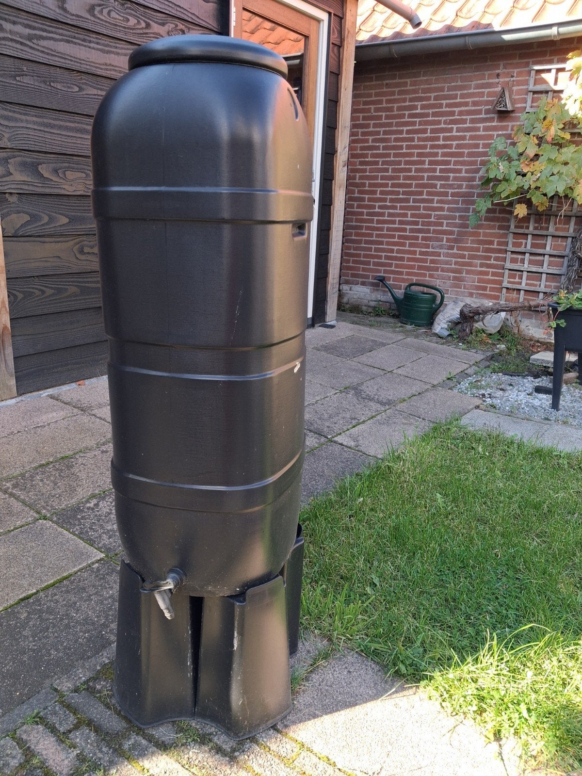 Regenton met kraantje en standaard - 100 liter, Tuin en Terras, Ophalen, Kunststof, Gebruikt, Met kraantje