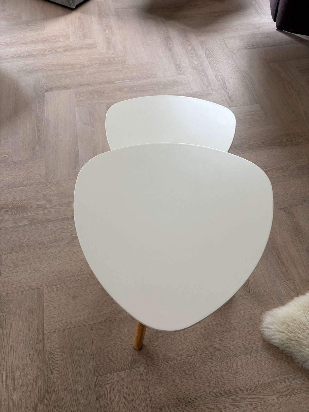 Set van 2 Witte Bijzettafels met Houten Poten, Ophalen, Minder dan 45 cm, Minder dan 55 cm, Zo goed als nieuw