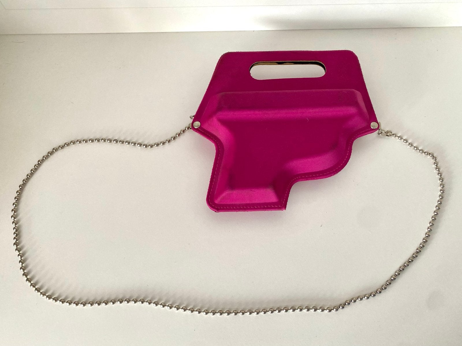 Kikkerland Roze pistool vorm avondtasje met ketting, Ophalen of Verzenden, Gebruikt, Roze, Avondtasje