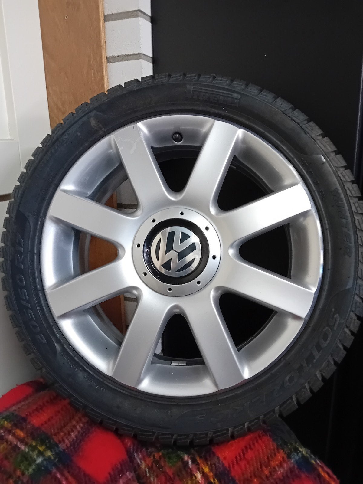 Vier Volkswagen velgen met Pirelli Sottozero winterbanden, Ophalen, Banden en Velgen, 17 inch, Personenwagen