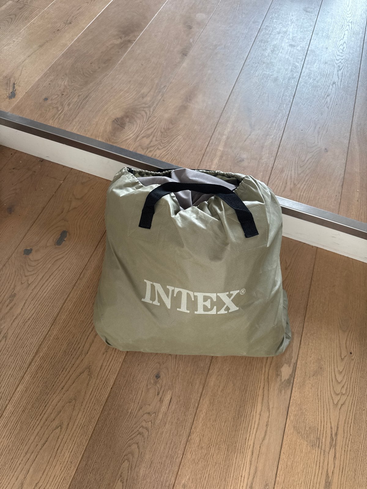 Intex tweepersoons luchtbed met ingebouwde pomp, Ophalen of Verzenden, Ingebouwde pomp, Zo goed als nieuw, 2-persoons