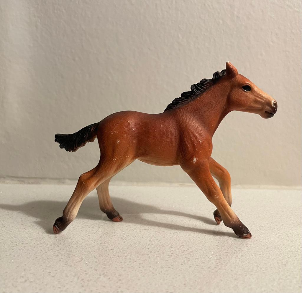 Schleich mustang veulen beschadigd, Verzamelen, Dierenverzamelingen, Verzenden, Gebruikt, Paard, Beeldje of Figuurtje