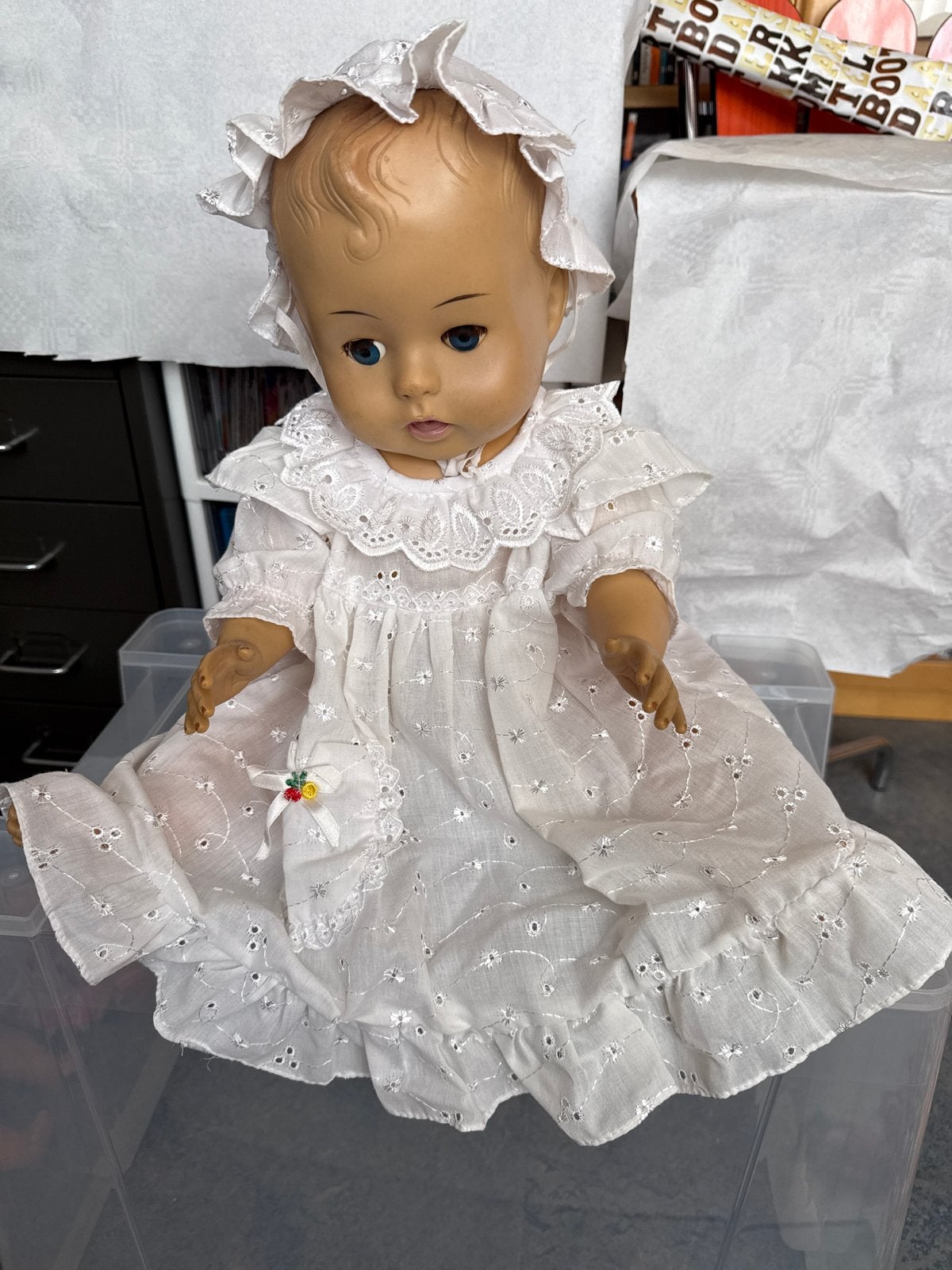 Vintage Babypop met Kanten Jurkje en Mutsje, Verzamelen, Poppen, Ophalen of Verzenden, Gebruikt, Babypop