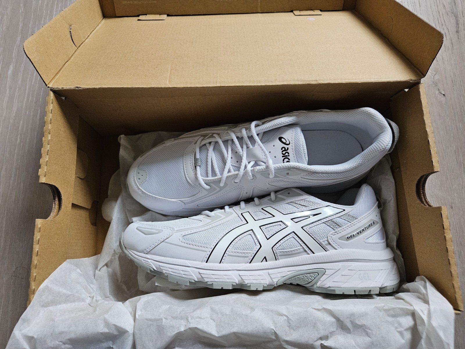 Witte Asics gel-venture 6 nieuw in doos. Maat 43,5, Wit, Nieuw, Ophalen of Verzenden, Sneakers of Gympen