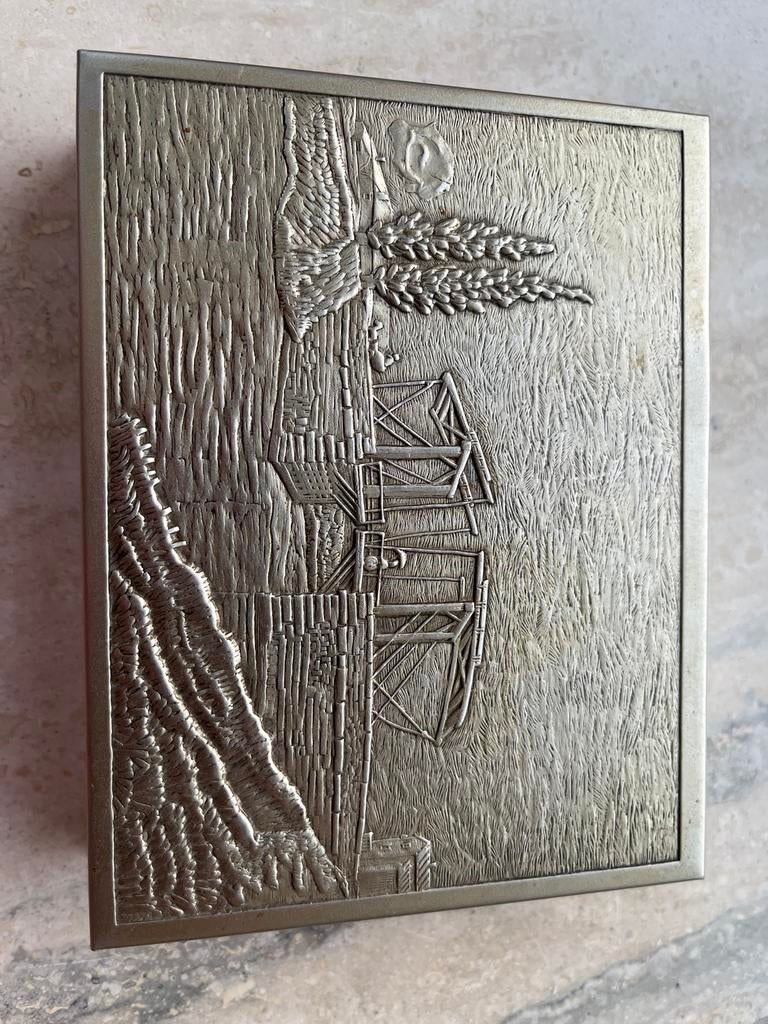 Vintage metalen doos met reliëf, graan en molen, Ophalen of Verzenden