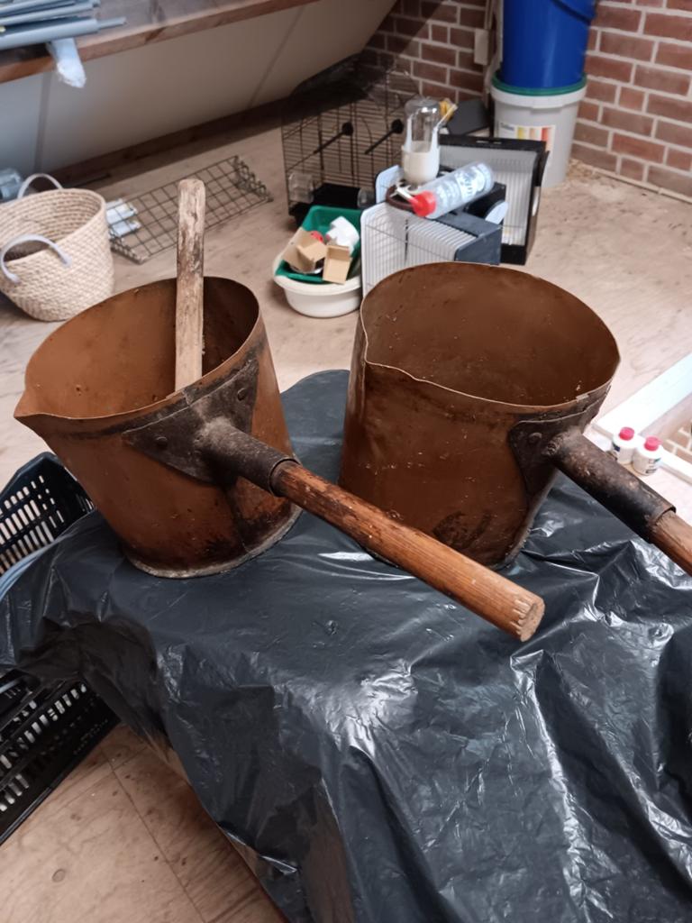 2 oude koperen pannen, Ophalen