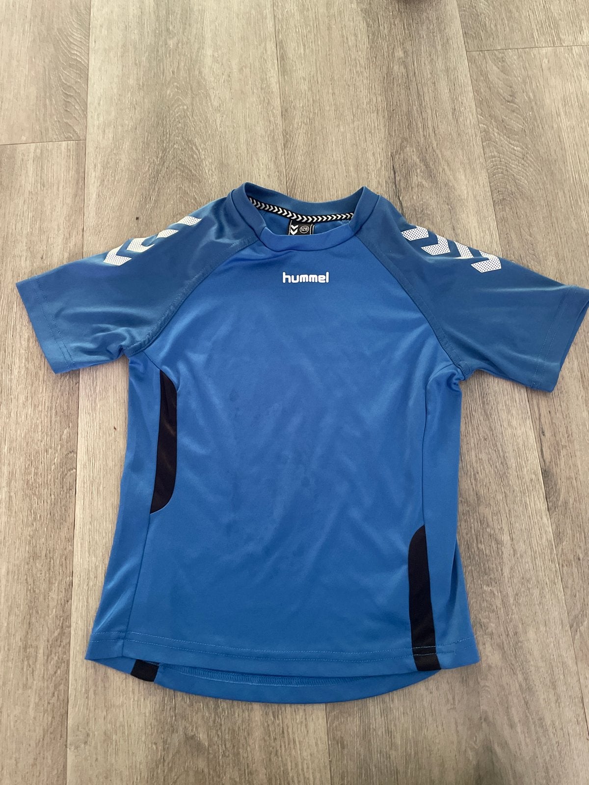 Hummel shirt maat 128, Ophalen of Verzenden, Zo goed als nieuw, Jongen of Meisje, Sport- of Zwemkleding