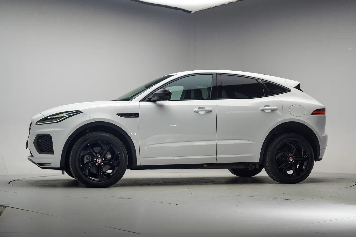Jaguar E-Pace 1.5 P300e AWD R-Dynamic SE Blackpack [ SoH 97,, Auto's, Automaat, Dealer onderhouden, 2102 kg, Wit
